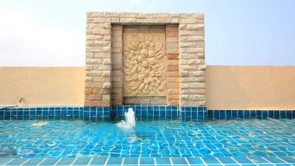 فندق أيارا بالاس باتايا المظهر الخارجي الصورة A wall fountain